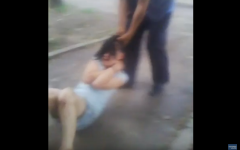 В Сыктывкаре мужчина таскал пьяную девушку за волосы (видео)