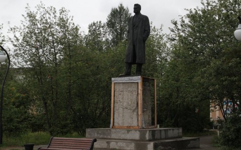 В Коми неизвестные ободрали пленку, которая прикрывала разрушенный памятник