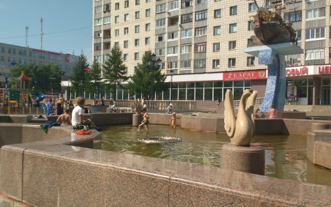 В центре Сыктывкара дети прыгали в фонтан (видео)