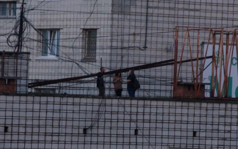 В Сыктывкаре полицейские не успели снять подростков с крыши (фото, видео)