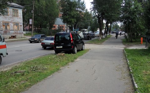 В Сыктывкаре нашли самого тупого водителя, который паркуется как дурак