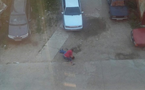 В центре Сыктывкара мужчина больше получаса избивал другого (фото)