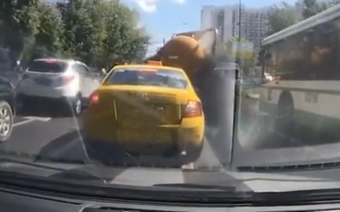 В пробке взорвалась цистерна с нечистотами (видео)