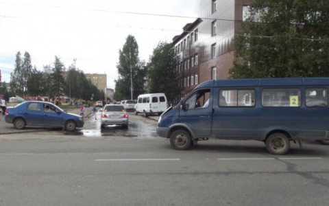 В Коми  около остановки столкнулись автобус и «Рено»