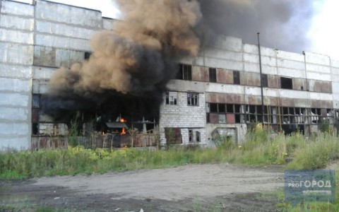 В Сыктывкаре за «Городом мастеров» загорелся завод (фото)