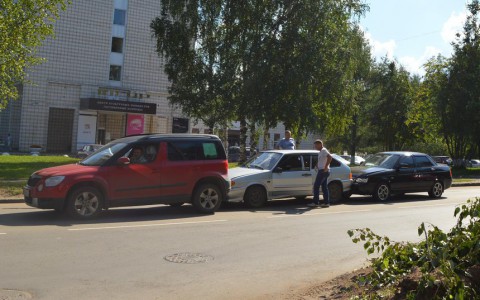 В Сыктывкаре около бывшей гостиницы «Югор» друг в друга въехали три машины (фото)
