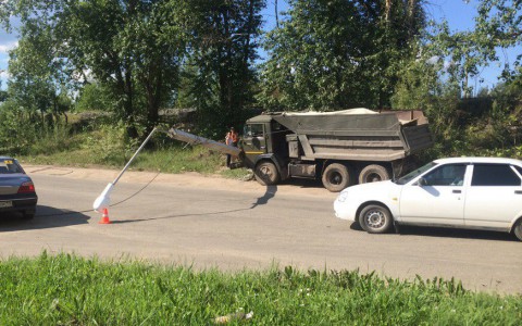 В Сыктывкаре грузовик снес фонарный столб (фото)