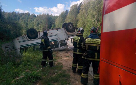 Полицейские допрашивают водителя автобуса, попавшего в аварию с детьми в Коми