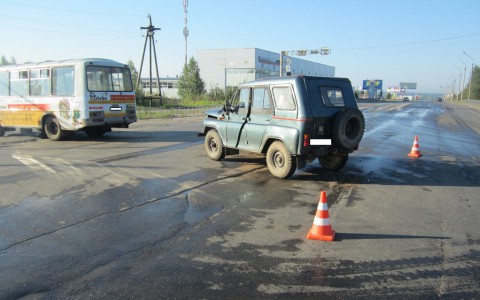 В Сыктывкаре «Уазик» врезался в пассажирский автобус (фото)
