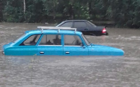 В Сыктывкаре затопило улицу Морозова: авто скрыло под водой, «выжившие» ехали по тротуару (фото, видео)
