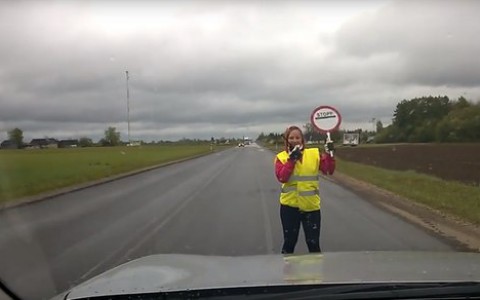 Видео с танцующей регулировщицей покорило Сеть