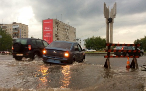Сыктывкар продолжают приводить в порядок после пятничного ливня