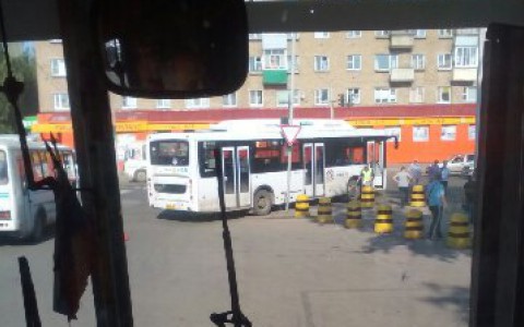 В Сыктывкар новый автобус на газомоторном топливе попал в аварию