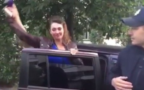 Пьяная сотрудница полиции устроила разврат в стиле Волочковой