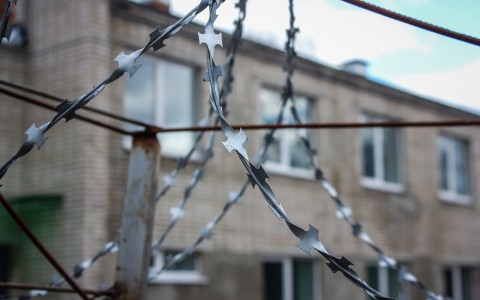В Коми сотрудники колонии готовили убийцу к незаконному УДО
