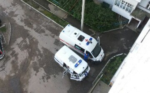 В Сыктывкаре в доме, где с балкона выпрыгнул парень, с 6 этажа упала девочка