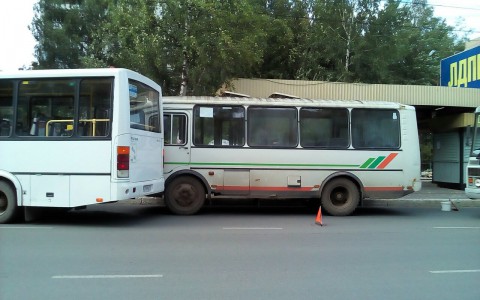 В Сыктывкаре на остановке столкнулись два автобуса (фото)