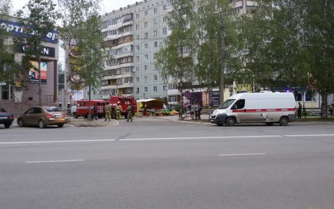 В Сыктывкаре к торговому центру съехались все спецслужбы города (фото)