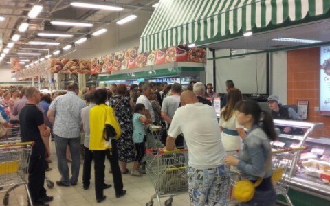 В Сыктывкаре в одном из торговых центров покупатели устроили борьбу за сахар (видео)