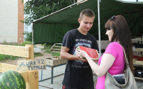 «Народный контроль»: разве можно резать арбузы и дыни на улице в палатках?