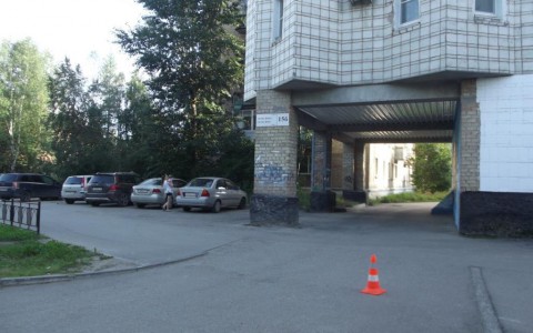 В Коми  автоледи при повороте во двор сбила бабушку (фото)