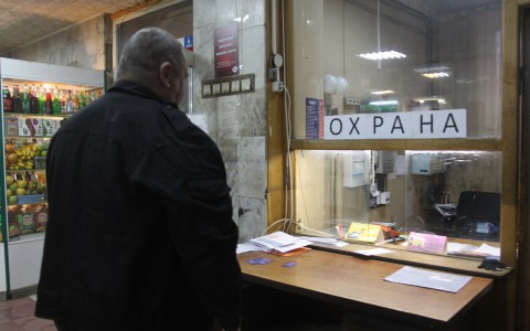 В Сыктывкаре охранники торгового центра задержали мужчину без объяснения причин