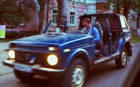По Сыктывкару ездит «Нива»-кабриолет» со спиленной крышей