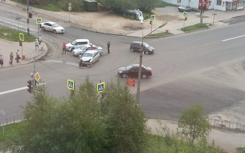 В Сыктывкаре ранним утром перекресток не поделили две машины (фото)