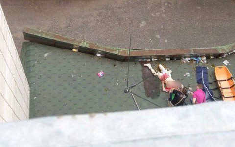 Появились новые фото с места трагедии в Эжве, где насмерть разбилась женщина