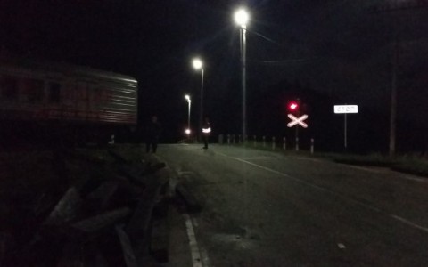 В Коми поезд протаранил груженый МАЗ (фото, видео)