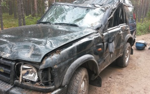 В Коми на лесной дороге Land Rover улетел в кювет