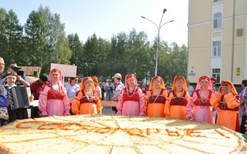 В Сыктывкаре в честь Дня Республики Коми испекли огромную шаньгу