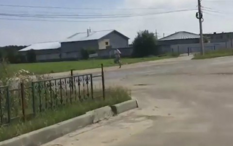 Мужчина зарезал обидчика на глазах у очевидцев за городом (видео)