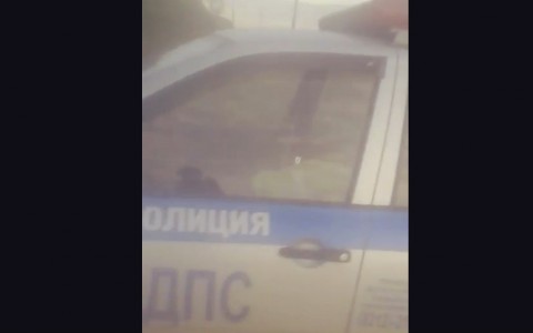 Сыктывкарец снял на видео уставшего сотрудника ДПС в машине