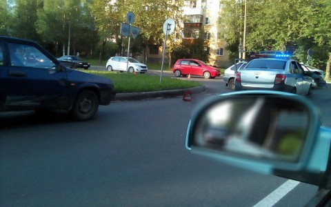 В Сыктывкаре на оживленном перекрестке «Мазда» врезалась в ВАЗ