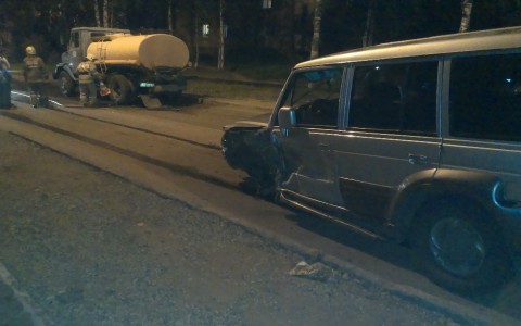 В Сыктывкаре внедорожник врезался в поливочную машину: есть пострадавшие