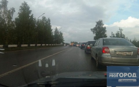 Трассу между Эжвой и Сыктывкаром парализовала пробка (фото)