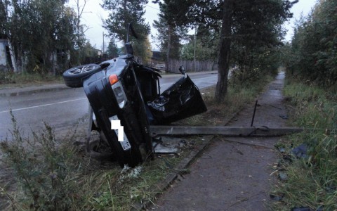 В Коми столкнулись три ВАЗа: одного из водителей из авто доставали спасатели фото)