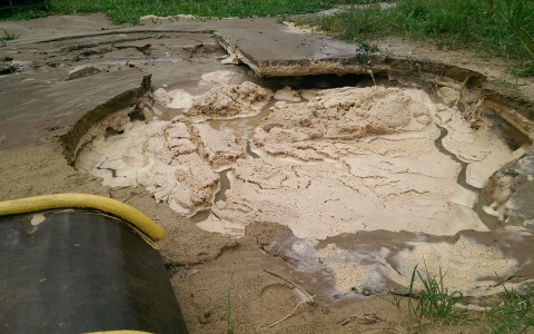 В Сыктывкаре на детской площадке из-под земли бил фонтан из воды (фото, видео)