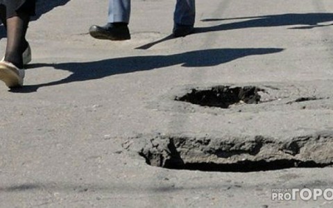 Девушка провалилась в 4-метровую яму