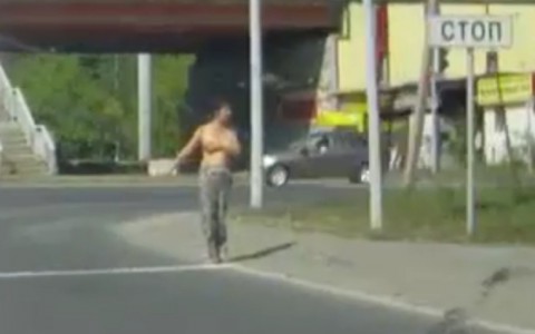 Голая девушка ловила такси (видео)