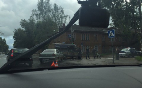 В Сыктывкаре столкнулись «Ниссан» и Газель»: пострадали пассажирки обоих авто (фото)