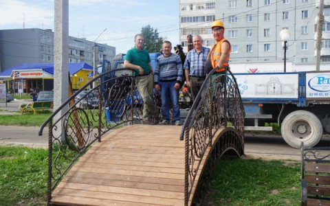 В Сыктывкаре установили мост для влюбленных (фото)