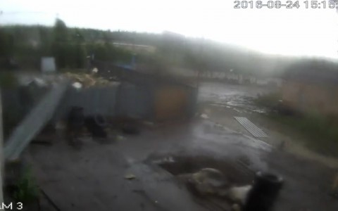 Сыктывкарцы оказались внутри воронки смерча на территории завода (видео)