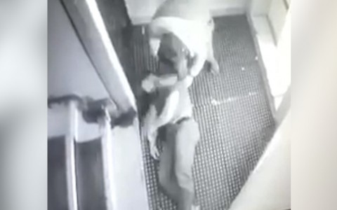 Убийство охранника ночного клуба во время массовой драки попало на видео