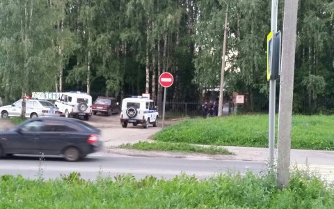 В Сыктывкаре вооруженные люди оцепили здание школы (фото, видео)
