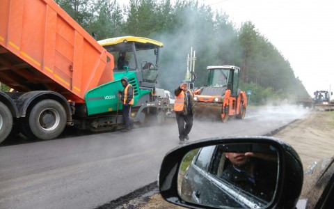 В Сыктывкаре под проливным дождем дорожники укладывали новый асфальт (фото)