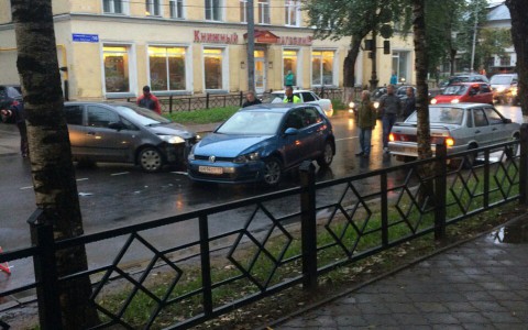 В Сыктывкаре из-за столкнувшихся машин образовалась пробка
