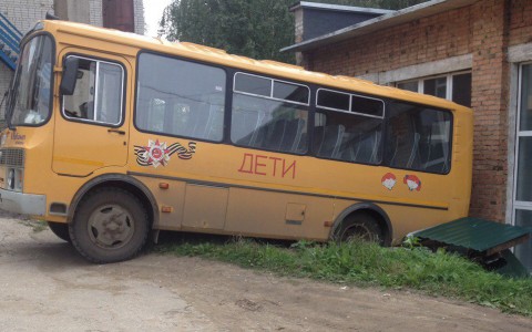 В Коми автобус съехал в кювет и остановился в сантиметре от школы (фото)