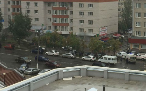 В Сыктывкаре люди в бронежилетах оцепили территорию около банка